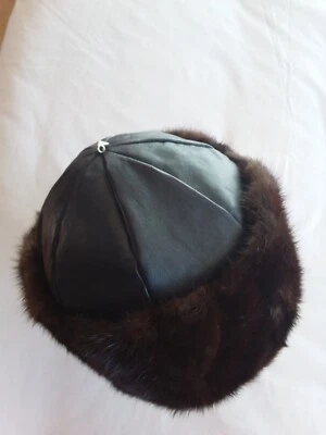 Toque en fourrure de Vison et calotte en cuir d'agneau bleu marine. T: 55/58 - Photo 1/4