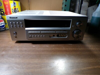 PIONEER VSX-D814 RECEIVER **POWER ON N.F.T. HAS A DENT ON THE SIDE