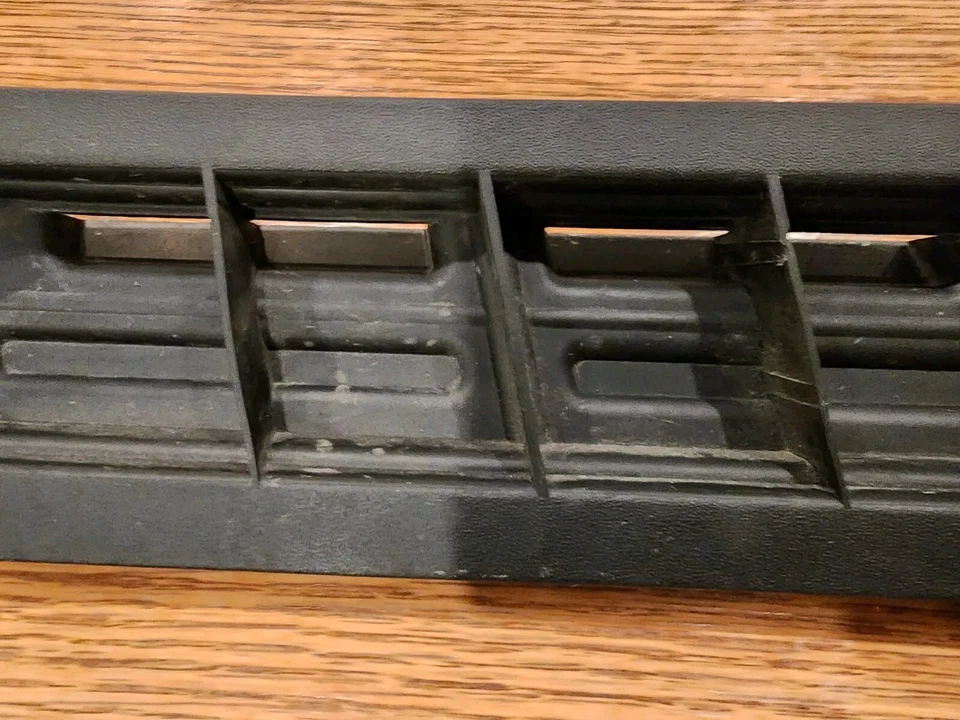 Pontiac G8 2008-2009 conductor capó delantero izquierdo cuchara bajo inserto de goma OEM Foto 3 de 4