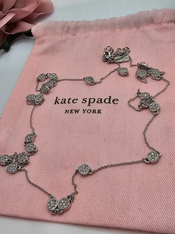 Collar Estación Kate Spade Estrás Tono Plateado Gatsby con Bolso Firmado 36" Foto 2 de 4