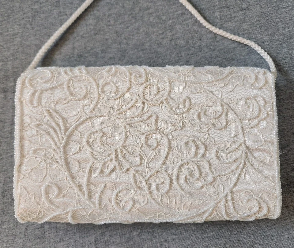 Bolsa de ombro vintage La Regale marfim com miçangas e renda floral feita à mão - Imagem 3 de 4