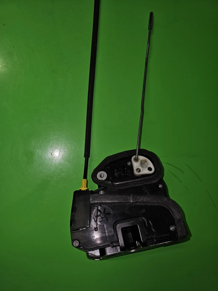 Cadillac XTS 2013-2019 actuador de cierre de cerradura de puerta delantera derecha OEM Foto 3 de 4