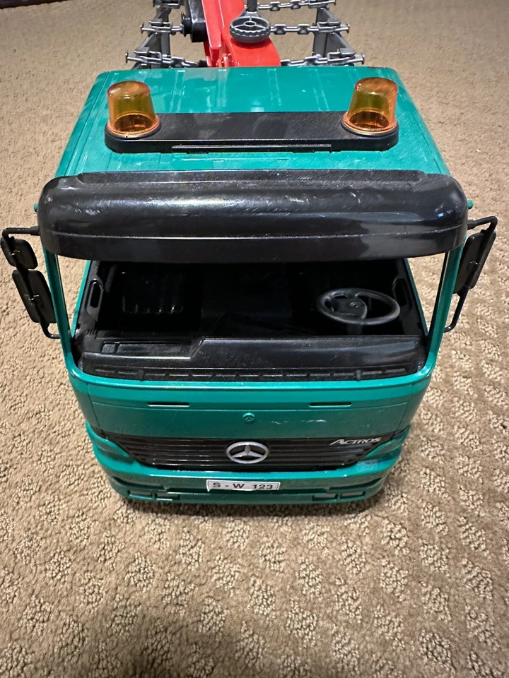 Camión de troncos Bruder Scania con grúa de carga y 3 troncos 21” de largo 12” de alto en grúa Foto 2 de 4