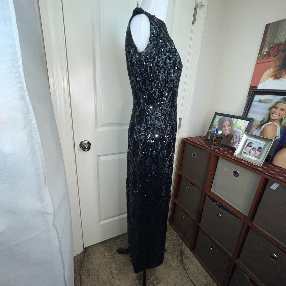 Vestido largo con cuentas de lentejuelas negro sin mangas corte de diamante cuello barco Foto 4 de 4