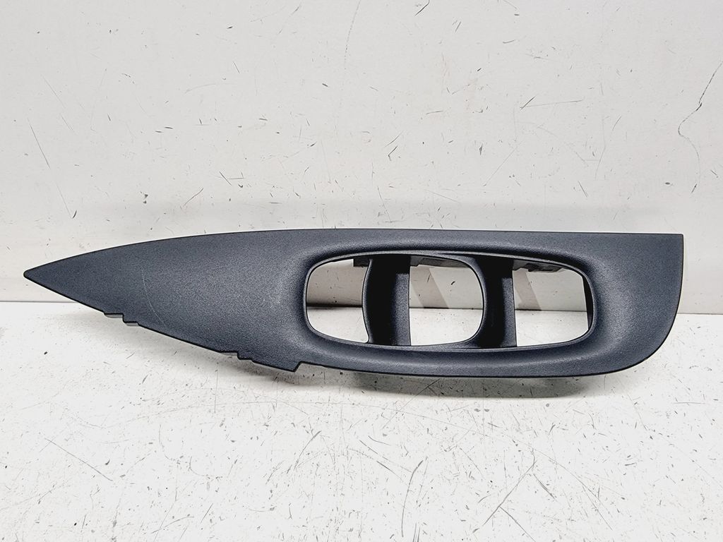 2018 Nissan X-Trail T32 Front right front door window switch trim