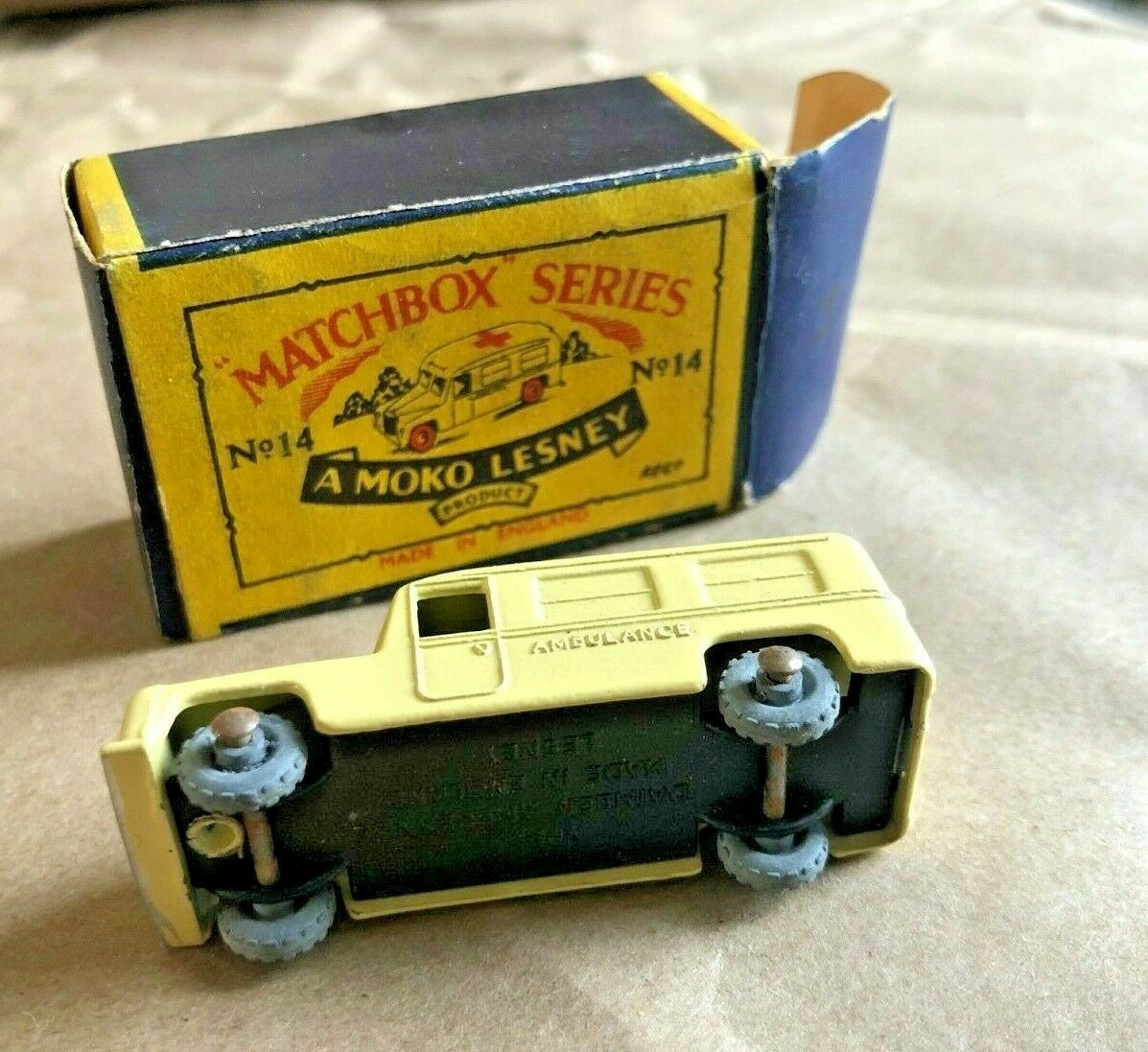 1957 Matchbox 14 Lesney No.14b Daimler Ambulance MOKO B2 Box RARE