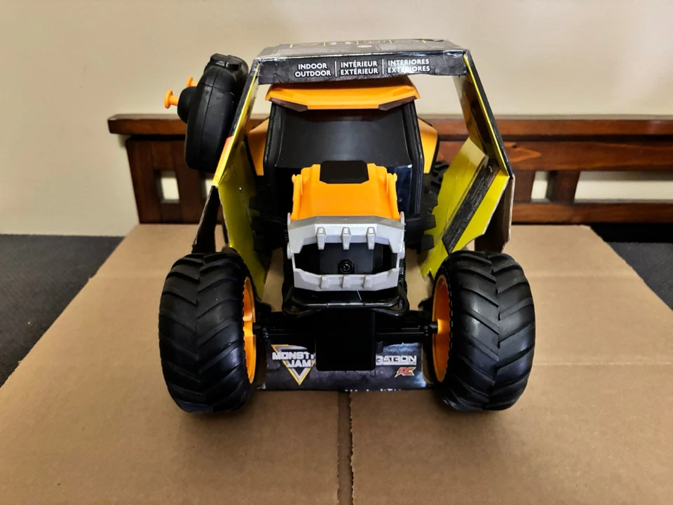 Monster Jam JCB DIGATRON RC Remote Control Truck 1:15 Spin Master - Image 2 of 4