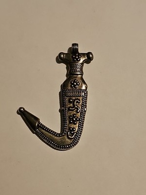 JEWELRY, KHANJAR DAGGER WITH SCABBARD PENDANT, 2'' LONG