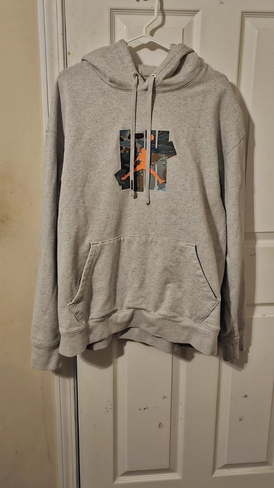 Sudadera con Capucha Jordan Undefeated Gris DS Talla XL Usada Una Vez Foto 3 de 4
