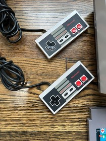 Nintendo NES-001 Console Bundle w/ Zapper 2Ctrls Duck Hunt-Gun Smoke-Top Gun