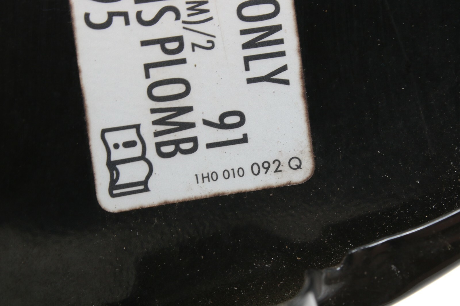 2000 2005 Volkswagen PASSAT Gas Tank Fuel Cap Door Lid Unit 3b7 809