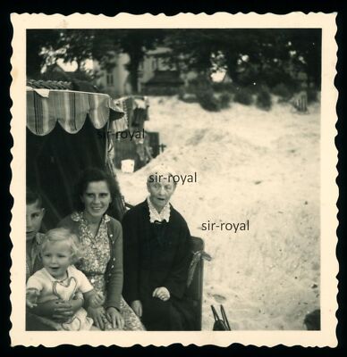 Grandma Looking Outraged at an Outrageousness on the Beach - 1930s - Photo 6x6cm