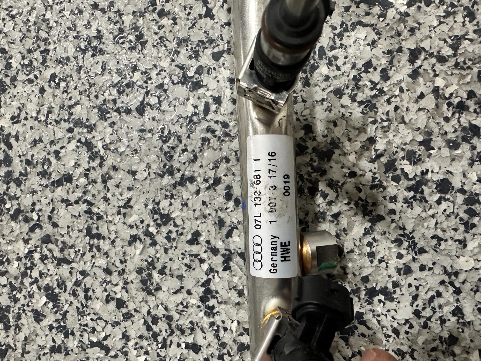 2017-2020 AUDI R8 RIGHT & LEFT MPI FUEL INJECTORS & RAIL OEM 07L 133 681 T/S