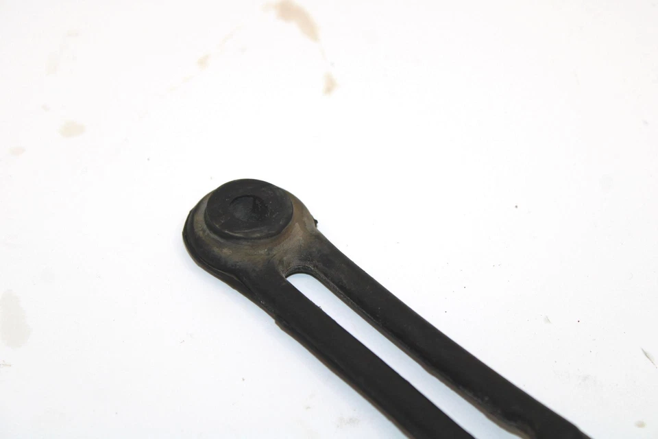 Комплект оригинальных ремней капота 1996 Yamaha Vmax 600 Xt 8V0-77171-00-00 Q4161 - Изображение 3 из 4