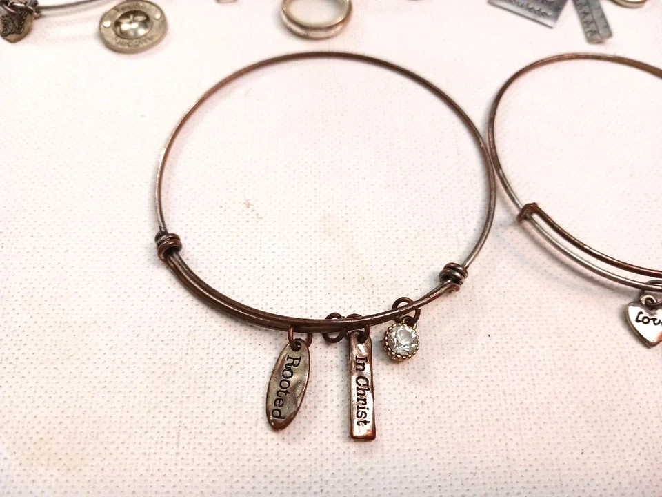 Pulseras con dijes colgantes. 6 pulseras deslizantes. Maestro, suerte, pies + más Foto 4 de 4