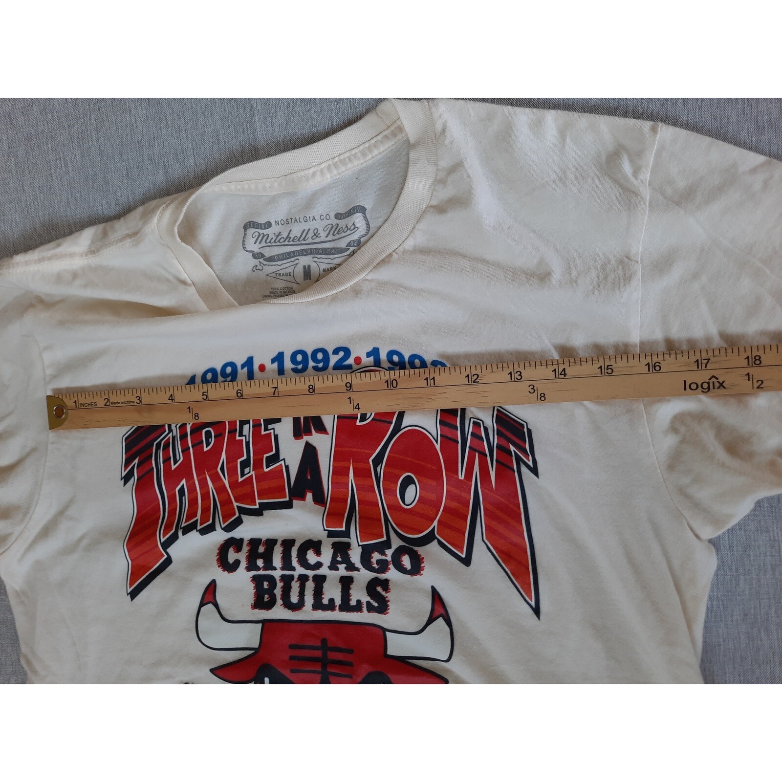 T shirt Mitchell & Ness NBA uomo media logo artistico Chicago Bulls tre in fila SS