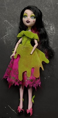 Monster High Scarily Ever After Snowbite Draculaura Doll