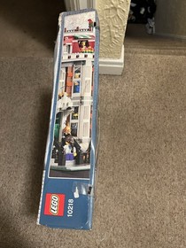 LEGO Creator Expert Pet Shop 10218 Complete Set 2032 Pieces Box Ages 16+