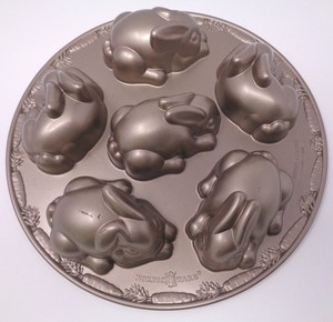 Nordic Ware 6 Bunny Cakelet Pan - 12" across - no reserve price.