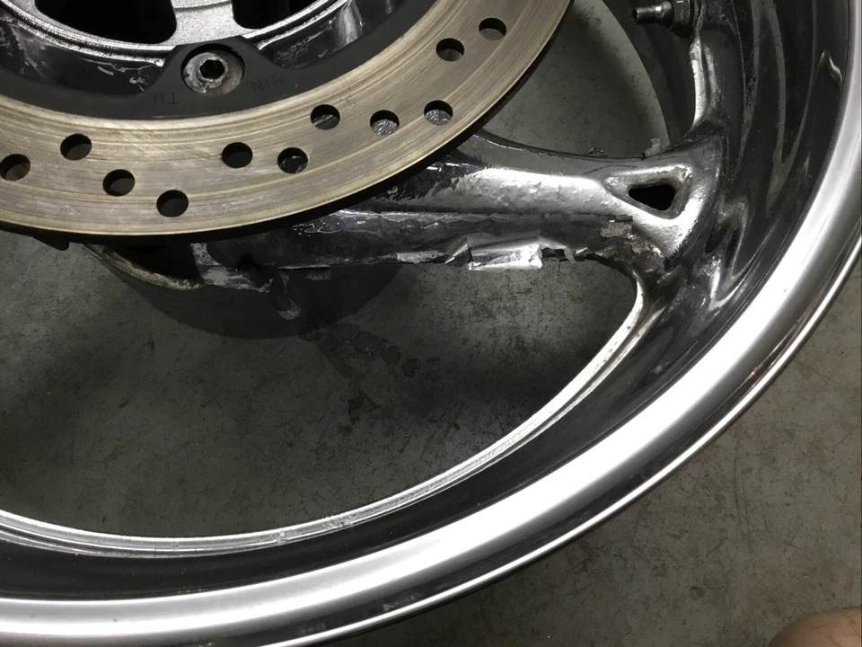 08-20 RUEDA TRASERA SUZUKI HAYABUSA CROMADA Foto 3 de 4