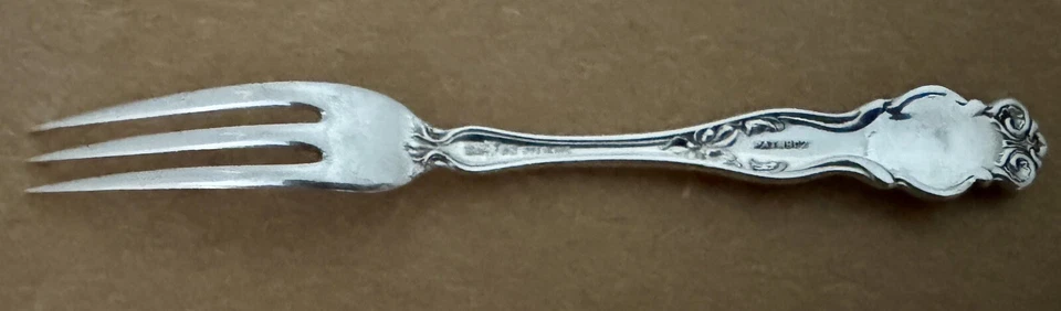 ART NOUVEAU WALLACE IRIAN 4 5/8” TENEDOR DE FRESA ESTERLINA PIEZA ANTIGUA ¡ESTADO NÍTIDO!! Foto 3 de 4