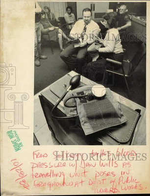 #ad 1982 Press Photo Traveling blood pressure unit at Department of Public Works $24.99