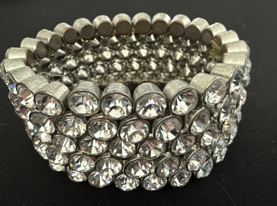 Brazalete grueso ancho con burbujas de cristal brillante firmado con estrás Foto 4 de 4