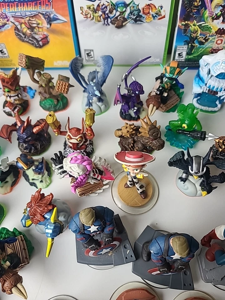 Lote de 138 Piezas Personajes Skylanders y Disney Infinity con Juegos y Bases Foto 3 de 4