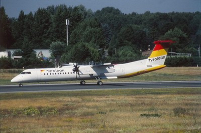 Dia OE-LGA Bombardier Dash 8-Q402 Tyrolean Flugzeug 35mm ungerahmt O40-2-4