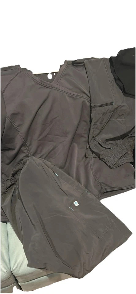 Lote de conjuntos exfoliantes para mujer talla 2x y XL apenas usados (5) y 4 pares de pantalones exfoliantes Foto 2 de 4