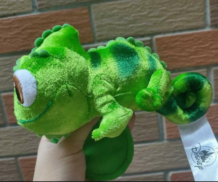 Disney Parks Pascal Tangled Chameleon Shoulder Plush Magnetic Toy