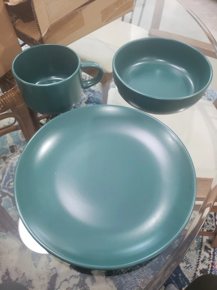 10 Strawberry Street 16 Piece Round Dinnerware Set, Emerald Green Matte NIB - Image 4 of 4