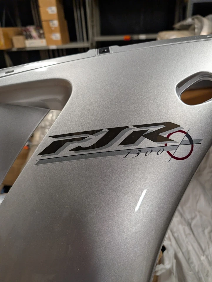 Yamaha FJR1300 2003 5JW-Y283K-40-P1 carrocería, parte delantera inferior derecha código de pintura SM1 nuevo en paquete Foto 2 de 4