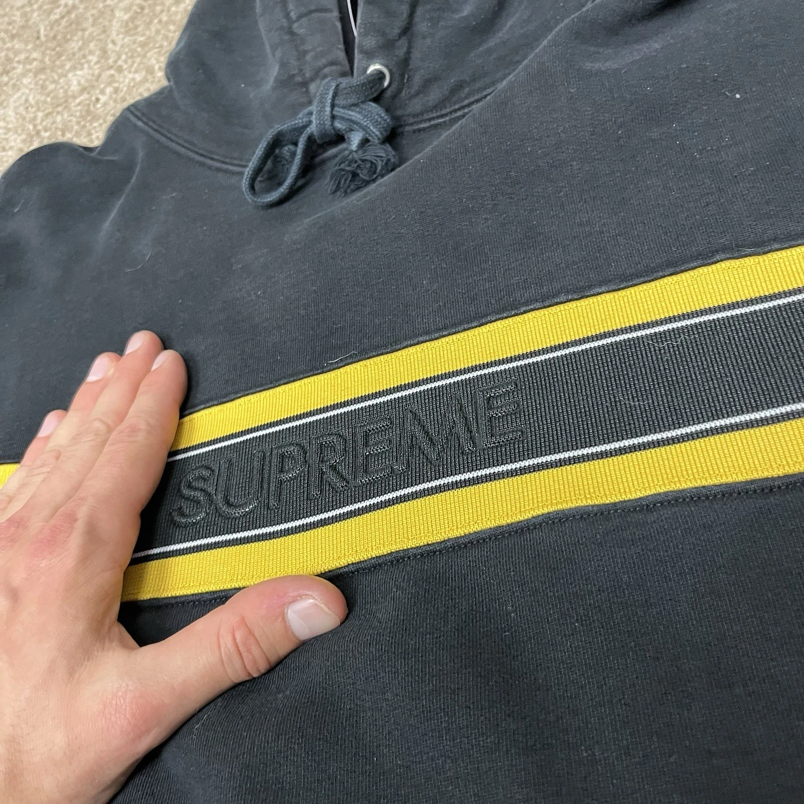 Felpa con cappuccio Supreme logo impreziosito uomo XL nero giallo scatola logo rara