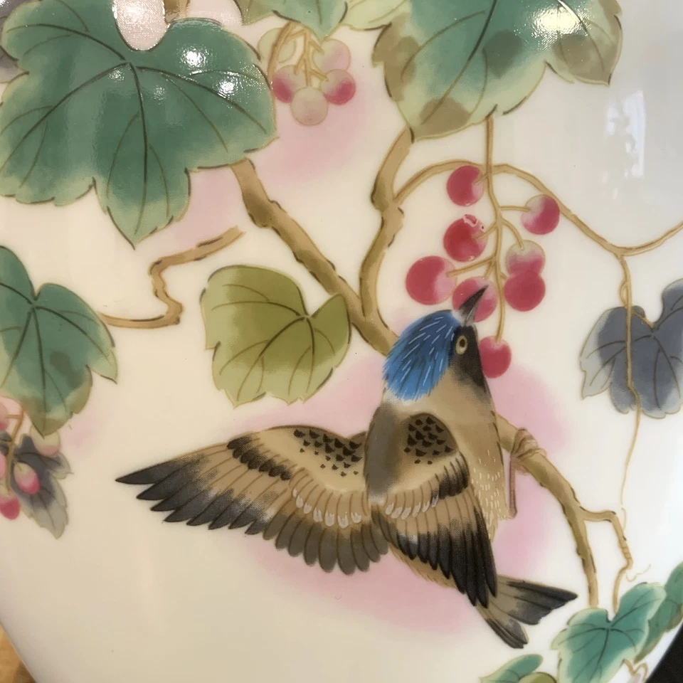 Japanese Ming Tao - White Porcelain PILLOW (Oval) VASE 18cmH - Bird with Berries - Bild 2 von 4