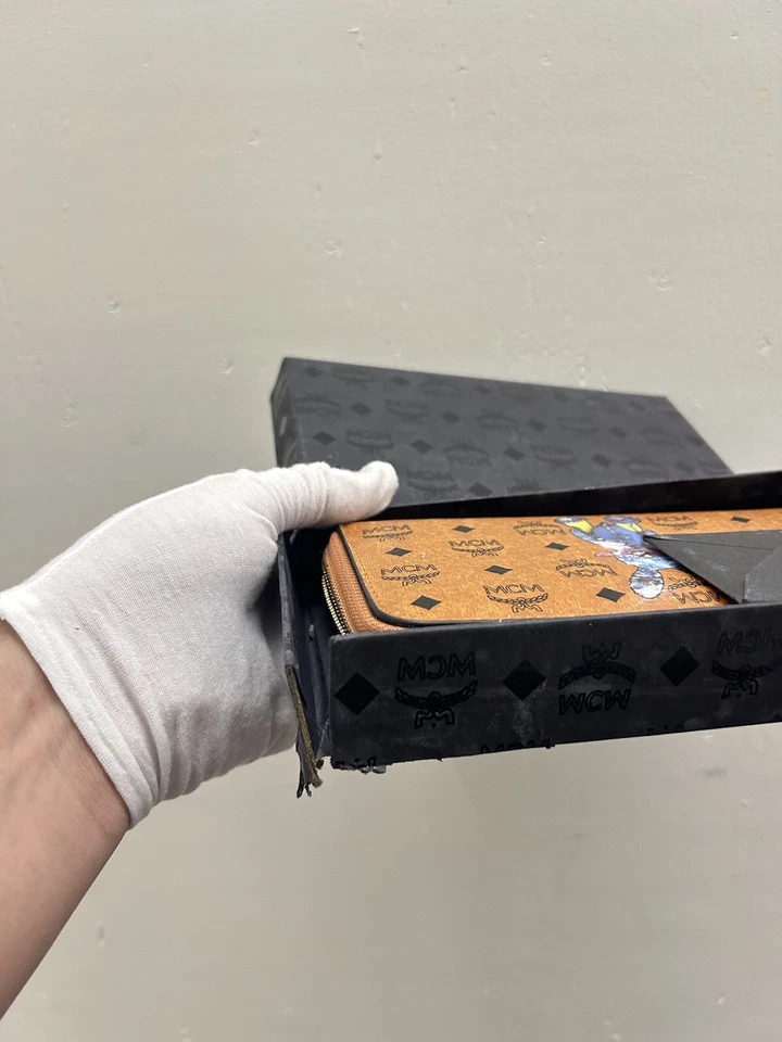 Cartera MCM Visetos Patrón Conejo Conejo Doble Plegable Beige Rosa Negro Logo Cremallera Alrededor Foto 2 de 4