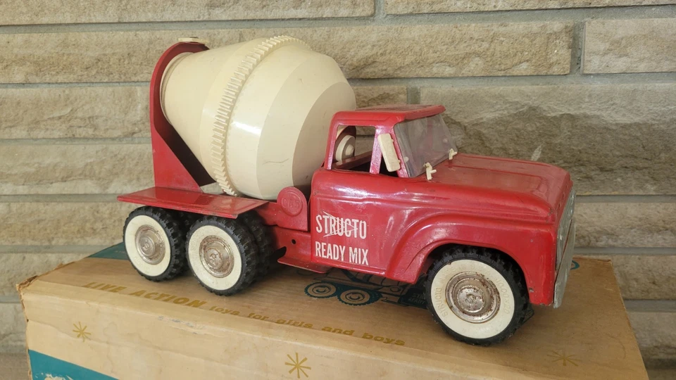 VINTAGE 50/60'S PRESSED STEEL STRUCTO READY MIX CEMENT TRUCK WITH BOX - Image 3 of 4