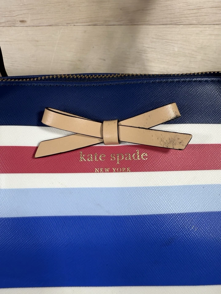 Bolso de hombro Kate Spade Adaria multicolor a rayas de vinilo recubierto de cuero con lazo Foto 3 de 4