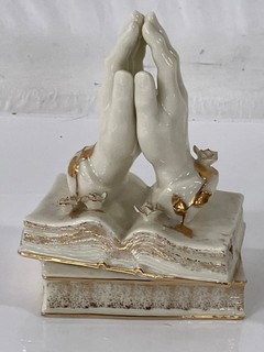 Lefton 1997 Praying Sculpted Hands Music Plays Lords Prayer White Porcelain Gold