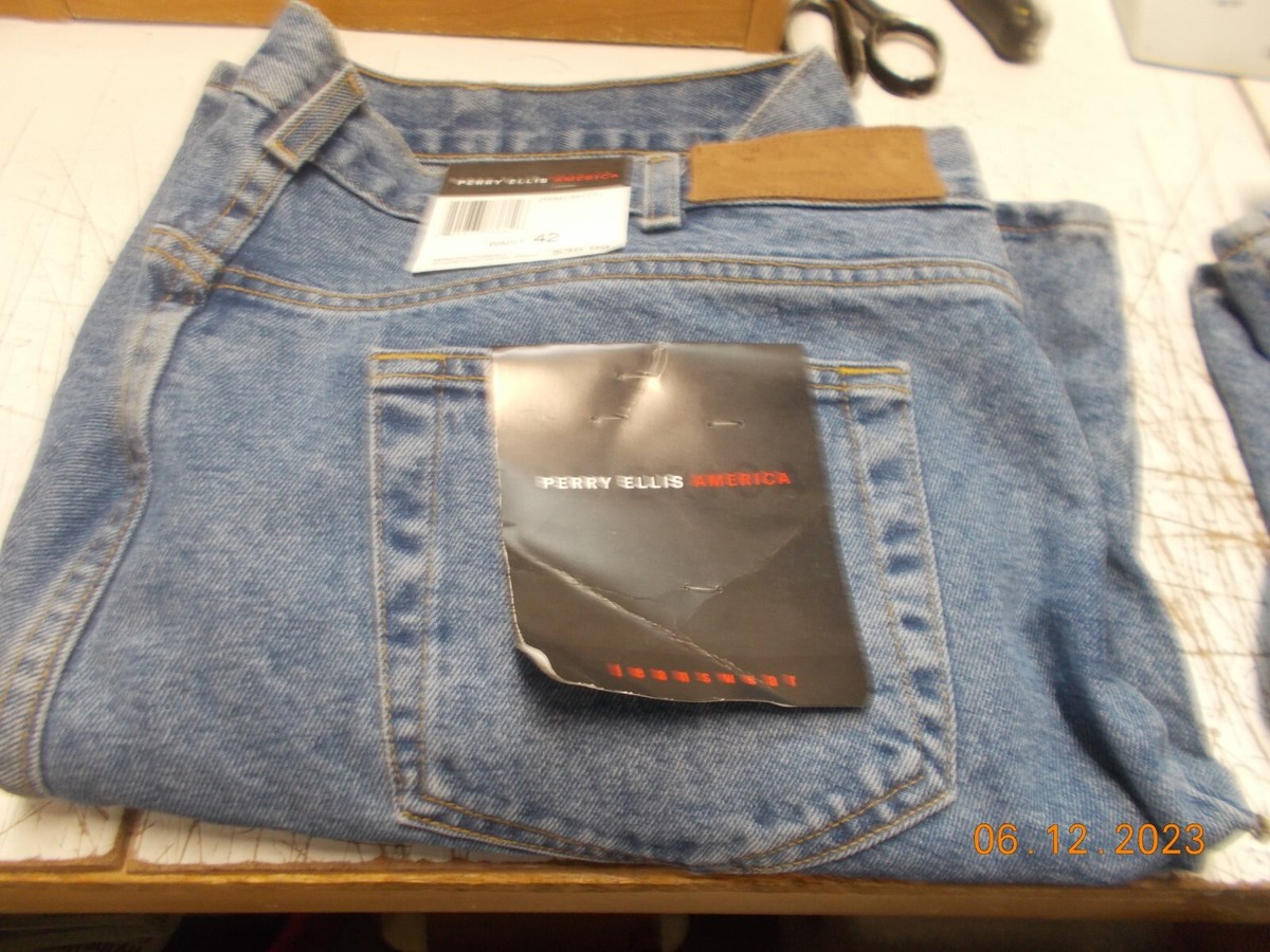 New Pair of Perry Ellis America Jeanswear Denim Shorts 42W x 9L