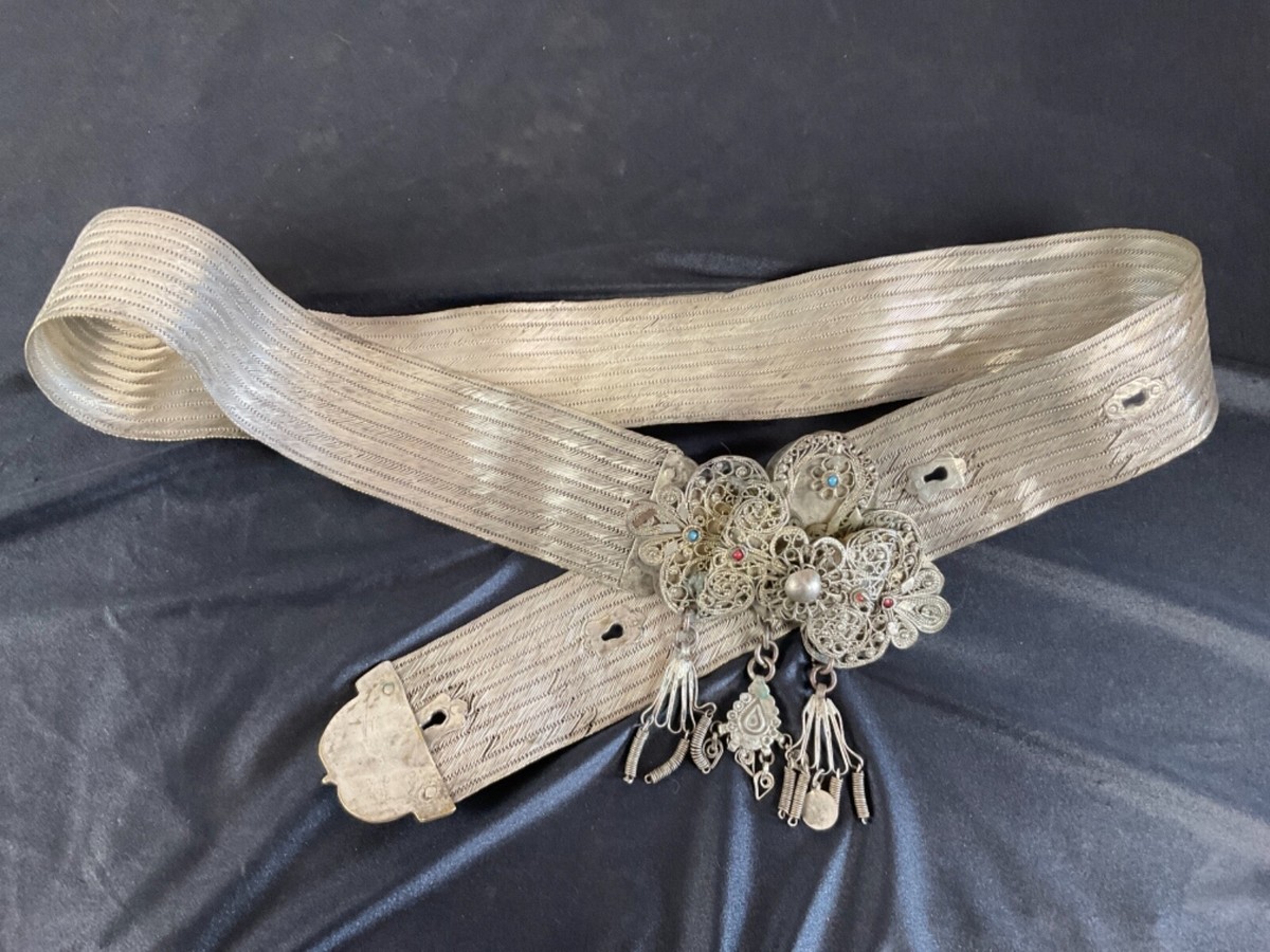 Ceinture en cuir marocaine faite main : accents argentés Tiznit, design Ceinture en cuir marocaine faite main : accents argentés Tiznit, design