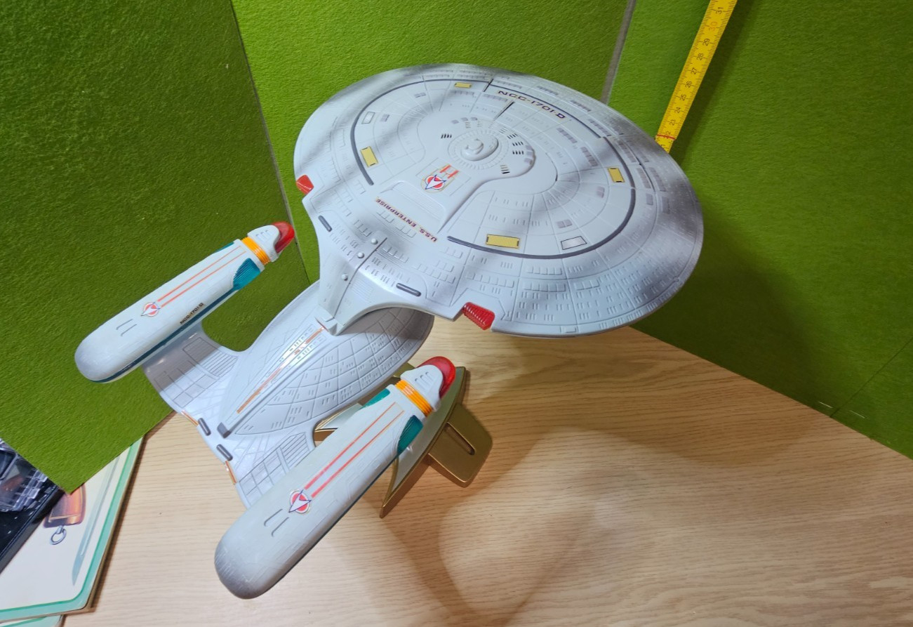 Star Trek USS Enterprise NCC-1701-D 1994 Paramount Pictures Playmates Toys Light