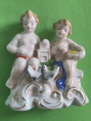 Antike Porzellan Figur Handbemalt 2 Kinder bei der Taubenfütterung 8x7x4cm