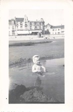 ANCIENNE PHOTOGRAPHIE 1947 A LA PLAGE BÉBÉ DANS UN PETIT BASSIN ARTIFICIEL