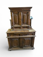 Bahut deux corps rétréci en noyer époque XVIIeme