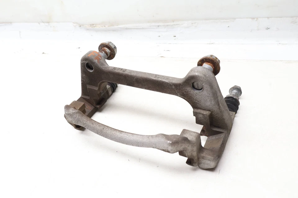 VW PASSAT B8 2020-2022 - Porta pinza de freno delantera derecha / soporte Foto 2 de 4