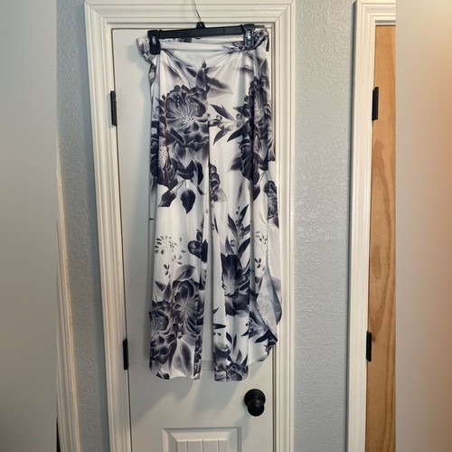 Beyond This Plane Women’s Palazzo Floral Pants Black White Gray Leg Slits Large