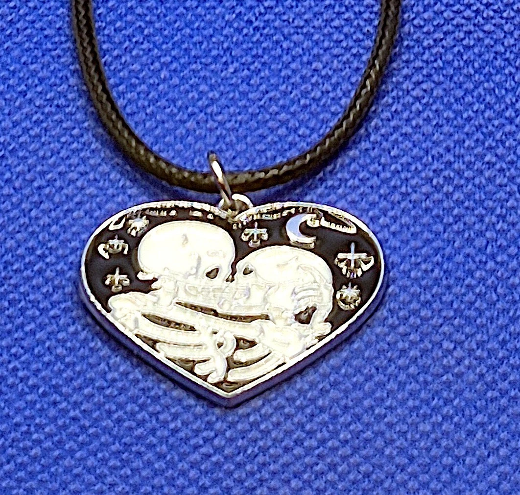 CHROME HEARTS Collana scheletri che si baciano in un cuore. Alternativa gotica