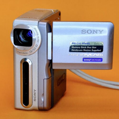 Sony PAL MicroMV Handycam Camcorder Super Compact Low Res, Student Y2k DCR-IP1E - Afbeelding 1 van 8