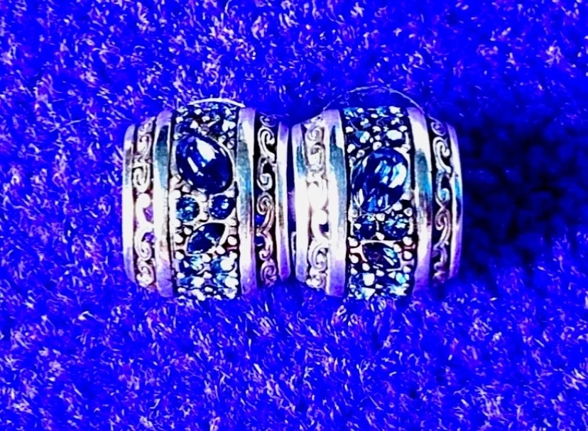 BRIGHTON CRISTAL VIAJE TONOS AZULES SWAROVSKI CRYS HUGGLE POSTE PENDIENTES NUEVO CON ETIQUETAS + BOLSO✨VTG Foto 2 de 4